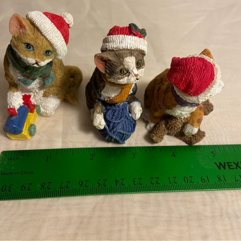 Vintage cat figurine lot Holiday Christmas Cats Santa hat 3 kitties Playing 90s - Picture 11 of 16